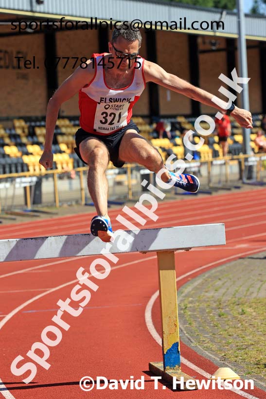 Mens 3000 metres steeplechase, 2024 NE Masters Track and Field Champs., Monkton Stadium, Jarrow.  Photo: David T. Hewitson/Sports for All Pics